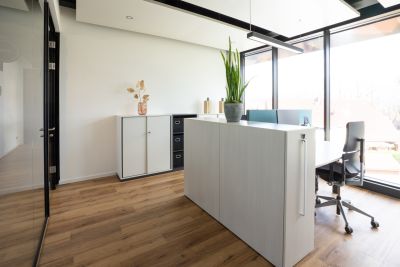 Doppelarbeitsplatz mit Akustiktrennwand und persönlichen Stauraum in Form von Apothekerschränken