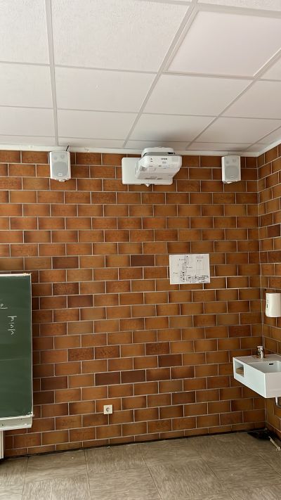 Wir bringen umfassende Medien- und Beamertechnik in die Klassenzimmer