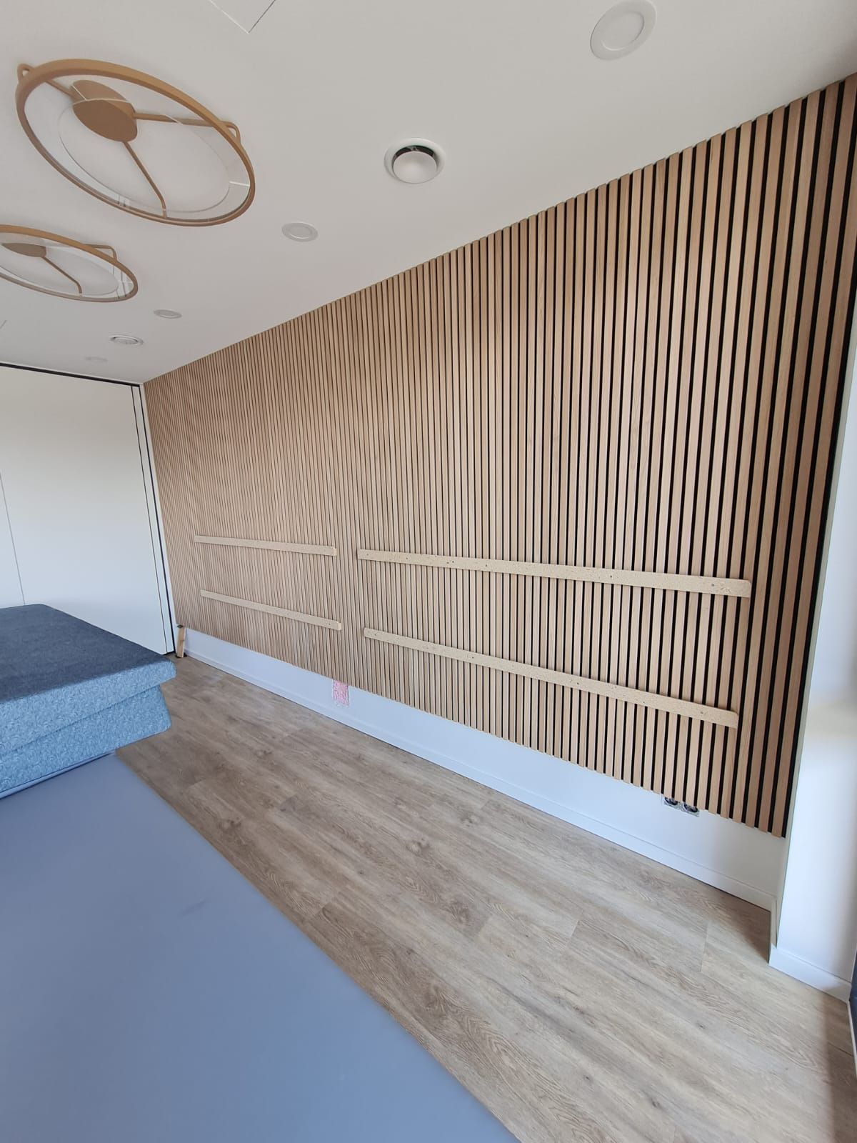 Anspruchsvolle Montage von Akustikelementen