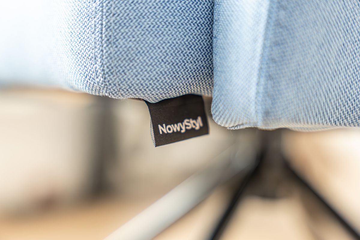 Die Möblierung in harmonischen, gedeckten Tönen definiert eine warme und zugleich strukturiert wirkende Raumstimmung