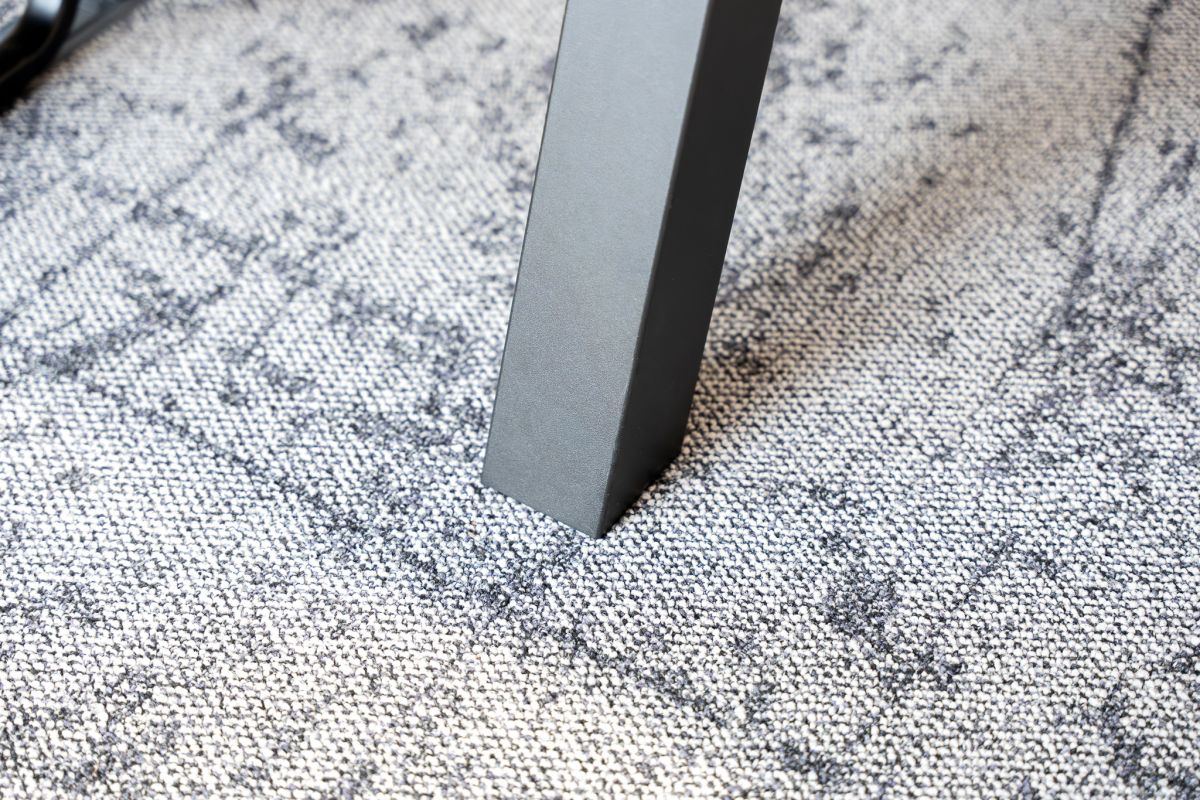 Die Möblierung in harmonischen, gedeckten Tönen definiert eine warme und zugleich strukturiert wirkende Raumstimmung