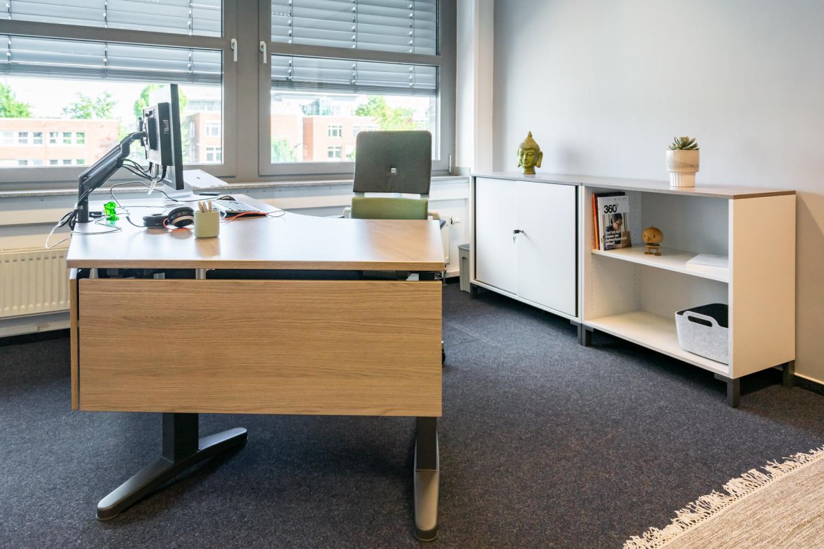 Einrichtungslösung für das Einzelbüro - Winkelarbeitsplatz mit Stauraummöglichkeit