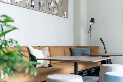 Work-Lounge mit umklappbare Rückenpolster