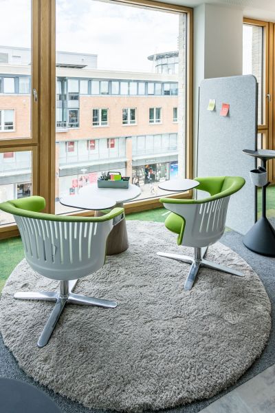 Zwei Loungesessel mit Schreibtablar