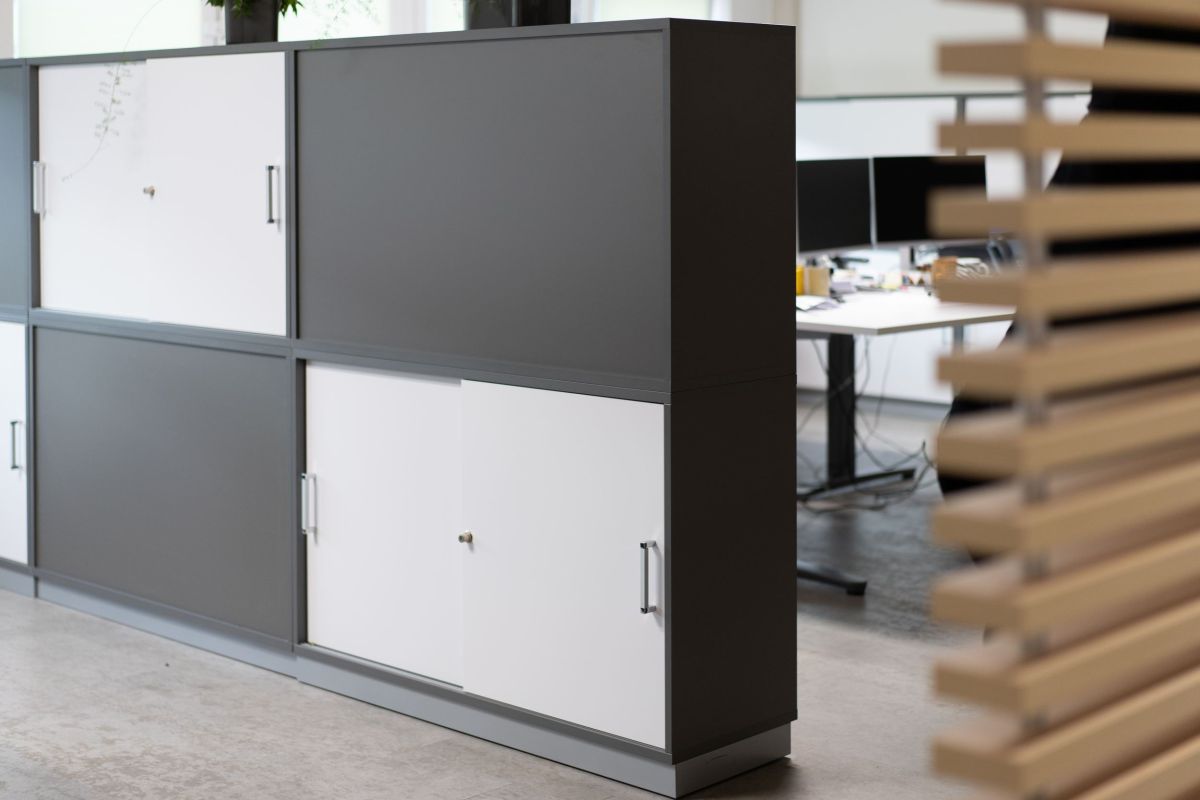 Schiebetürenschränke als Raumteiler zur Abgrenzung von Teambereichen