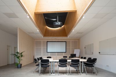 Konferenz- und Schulungsbereich mit Medientechnikausstattung