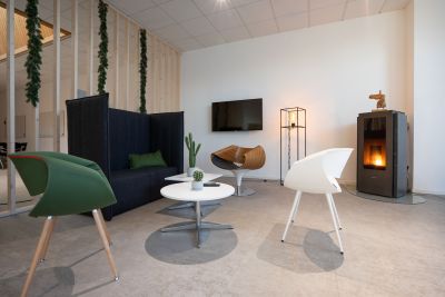 Empfangsbereich mit Highbacksofa, Loungesessel und Beistelltisch