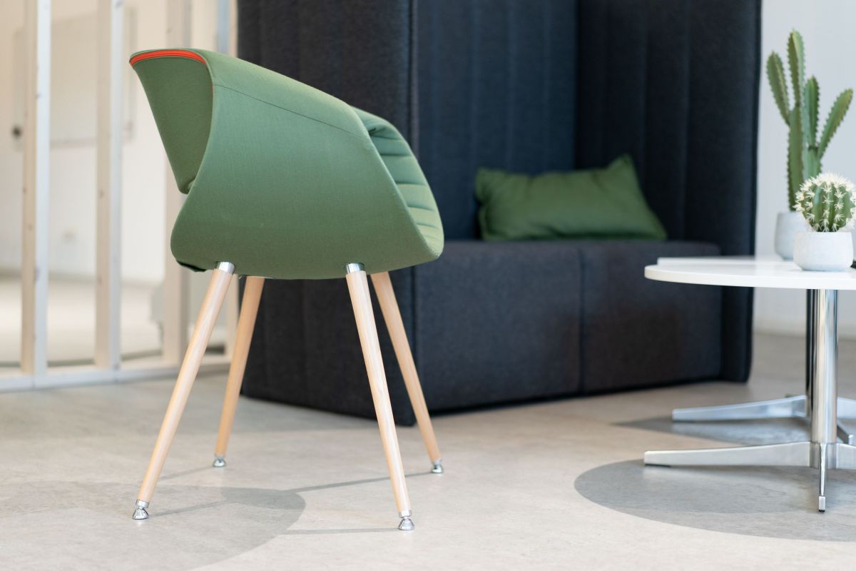 Empfangsbereich mit Highbacksofa, Loungesessel und Beistelltisch