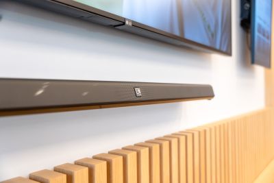 Die repräsentative Wartezone im Eingangsbereich beeindruckt Besucher:innen mit einer integrierten Videowand