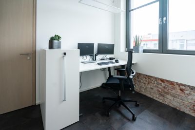 Der Apothekerschrank bietet nicht nur genügend Stauraum sondern auch im geöffneten Zustand einen zusätzlichen Sichtschutz