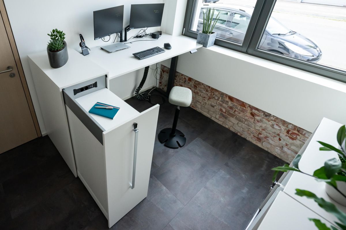 Ergonomischer Einzelarbeitsplatz mit Apothekerschrank für Stauraum und Sichtschutz