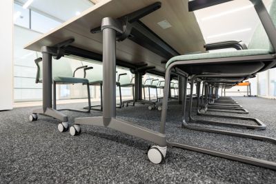 Flexibel geplanter Konferenztisch sorgt für Mobilität und Anpassungsfähigkeit