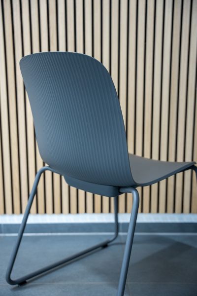 Hochwertiger Kufenstuhl im Industrielook