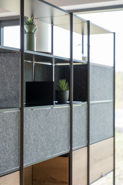 Einladende, flexible und hochwertige Raumwirkung durch das anpassbare Flex Active Regal