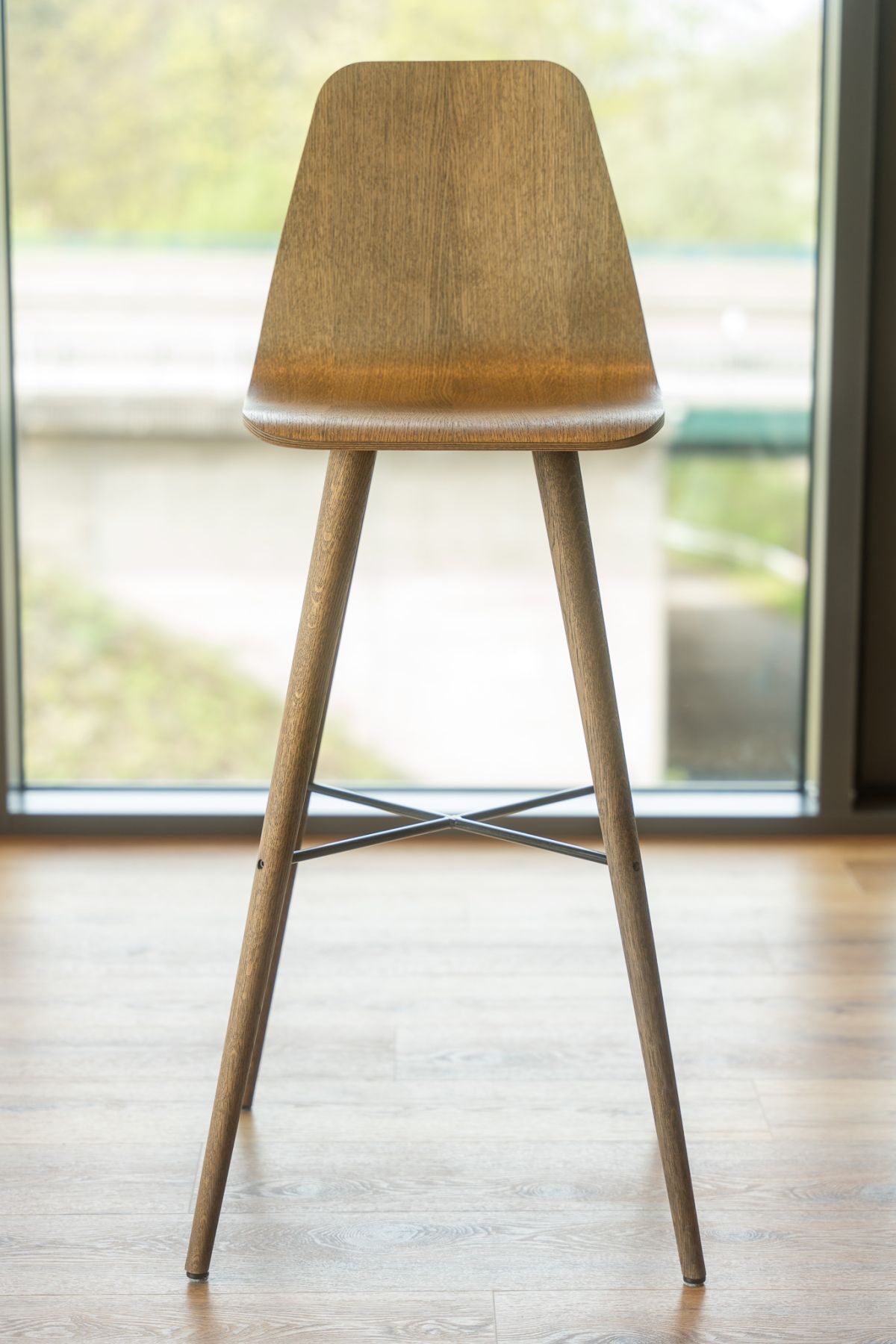 Der Barhocker überzeugt mit einem bequemen und schlichtem Design