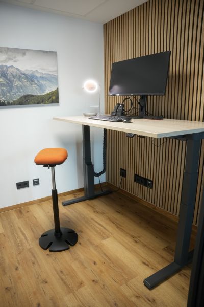 Modern, zeitgemäß und ergonomisch - Höhenverstellbarer Arbeitsplatz