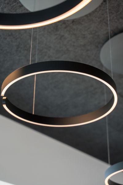 Moderne und ansprechende Arbeitsbereiche perfekt ausgeleuchtet