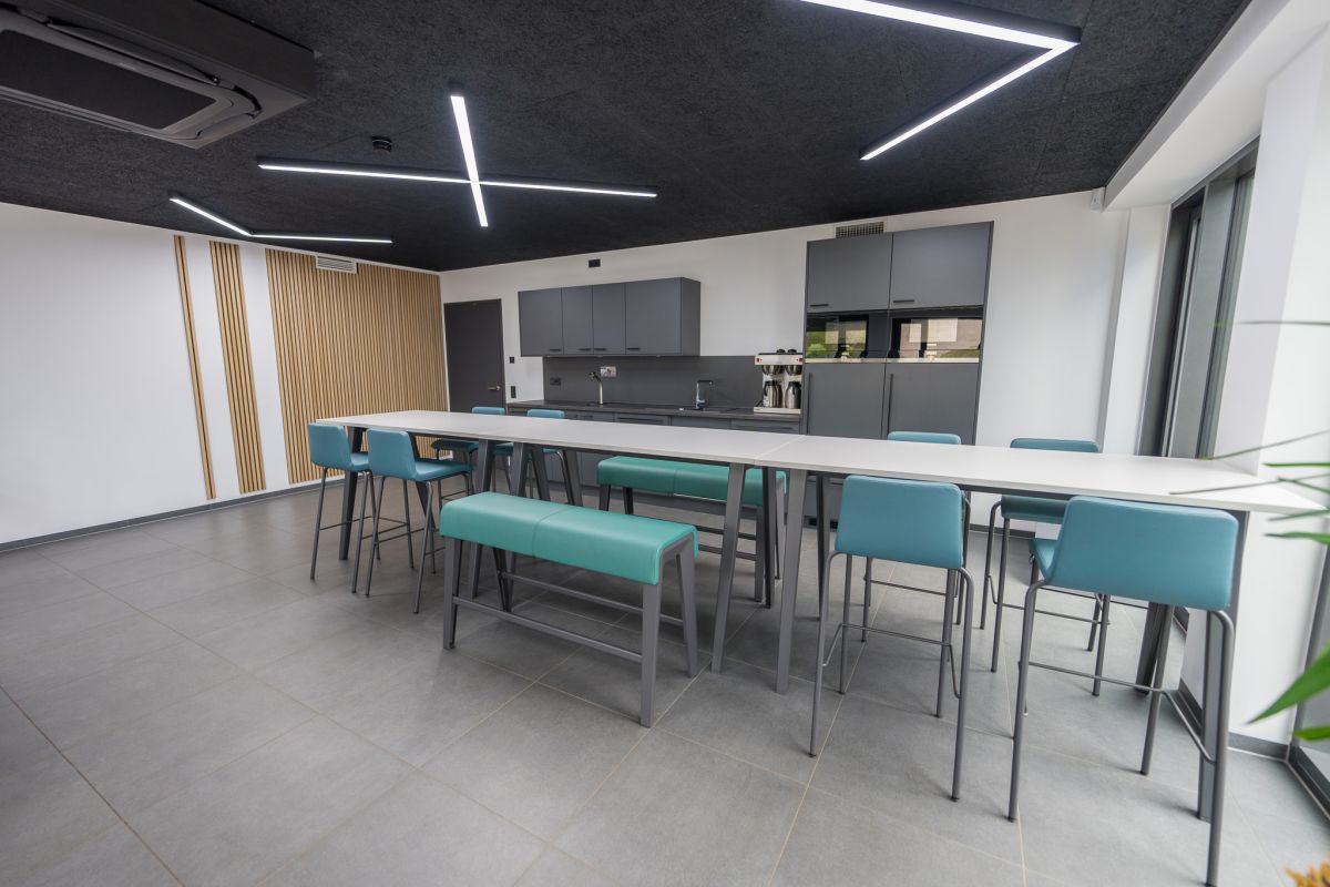 Mitarbeiterküche mit Hochtischlösung für die gemütliche Pause