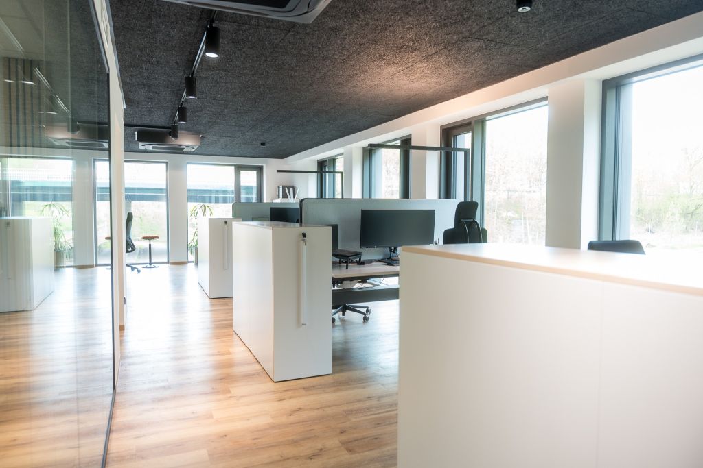 Die Büroumgebung bietet ergonomische Arbeitsplätze mit Akustiklösungen