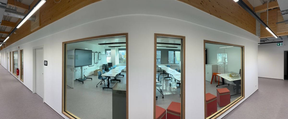 Ein übersichtliches, intuitiv nutzbares System, das den hohen Anspruch der Lehrfabrik an Ausbildung, Gestaltung und Funktionalität konsequent unterstütz