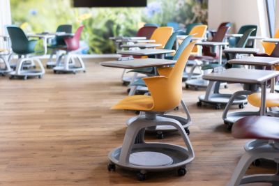 Flexible Sitzlösung mit Schreibtablar