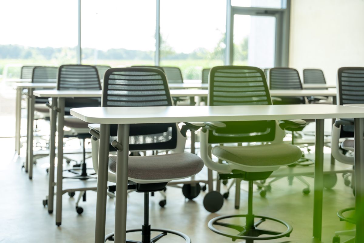 Der Schulungsraum überzeugt mit seinen ergonomischen Arbeitsstühlen