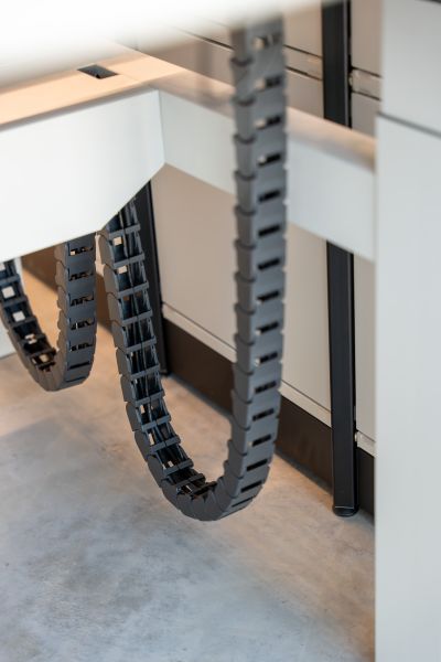 Die flexible Kabelkette ermöglicht Ordnung am Arbeitsplatz