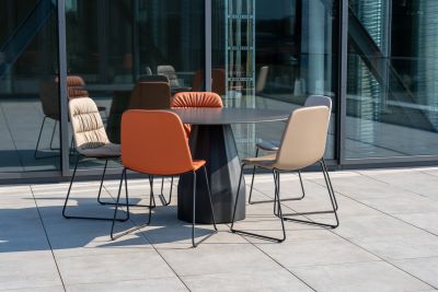 Stilvolle Outdoormöbel für informelle Gespräche und kreative Brainstorming Sessions