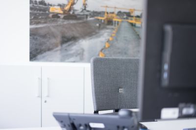 Einzelarbeitsplatz mit ergonomischen Bürodrehstuhl