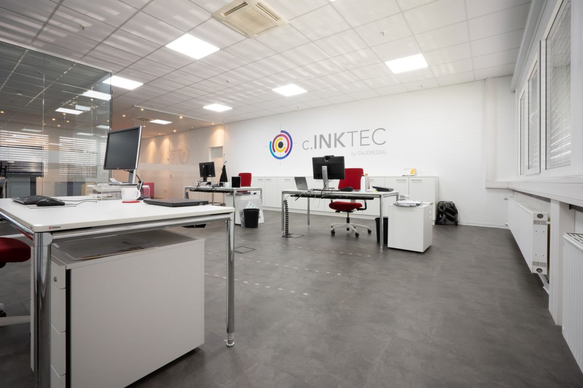 Einzelarbeitsplätze mit Stauraum für persönliche Unterlagen im zeitlosen Design