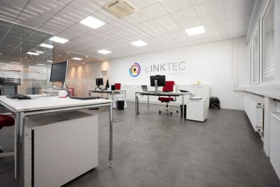 Einzelarbeitsplätze mit Stauraum für persönliche Unterlagen im zeitlosen Design