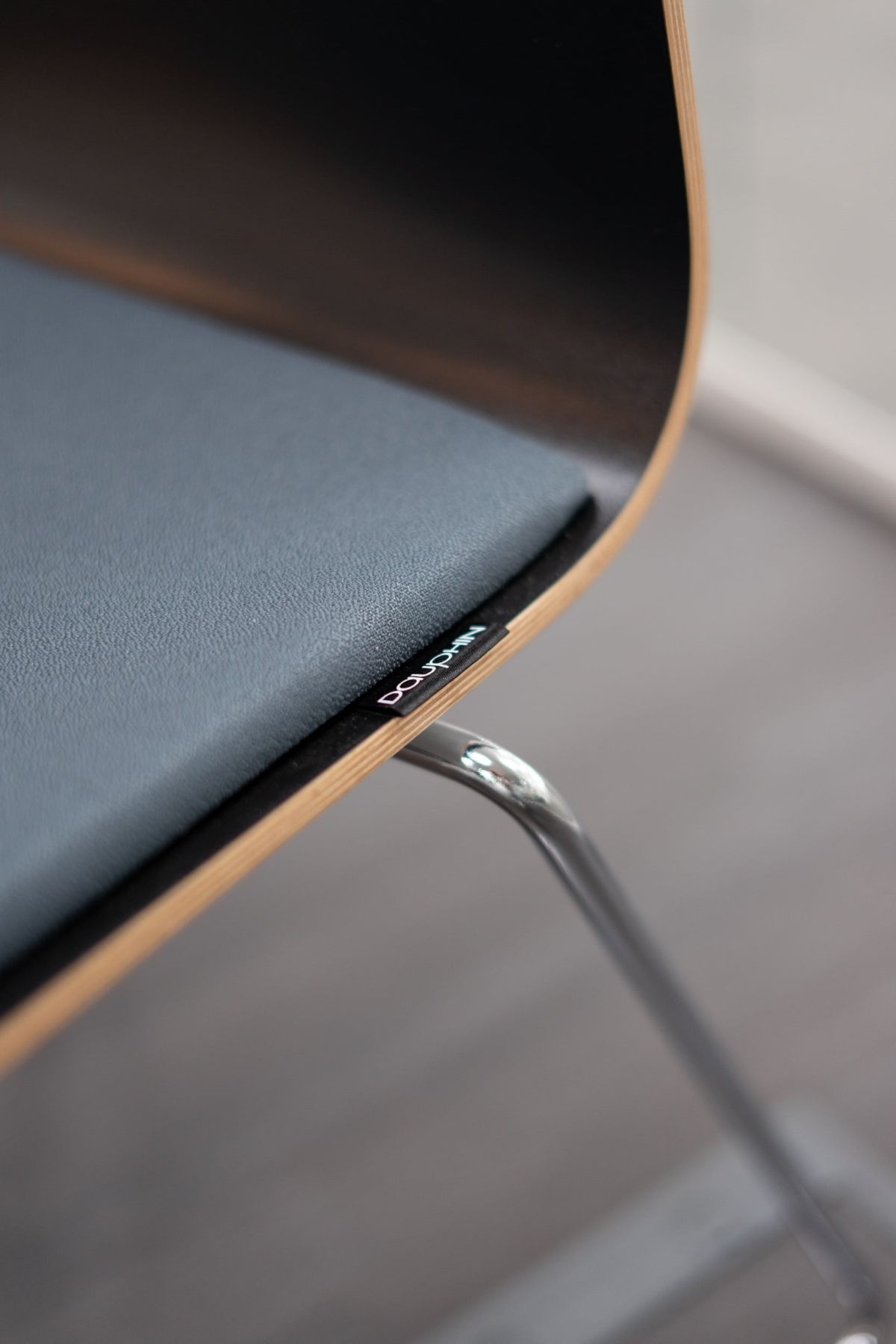 Konferenzstuhl mit gepolsterte Sitzfläche und Kufengestell