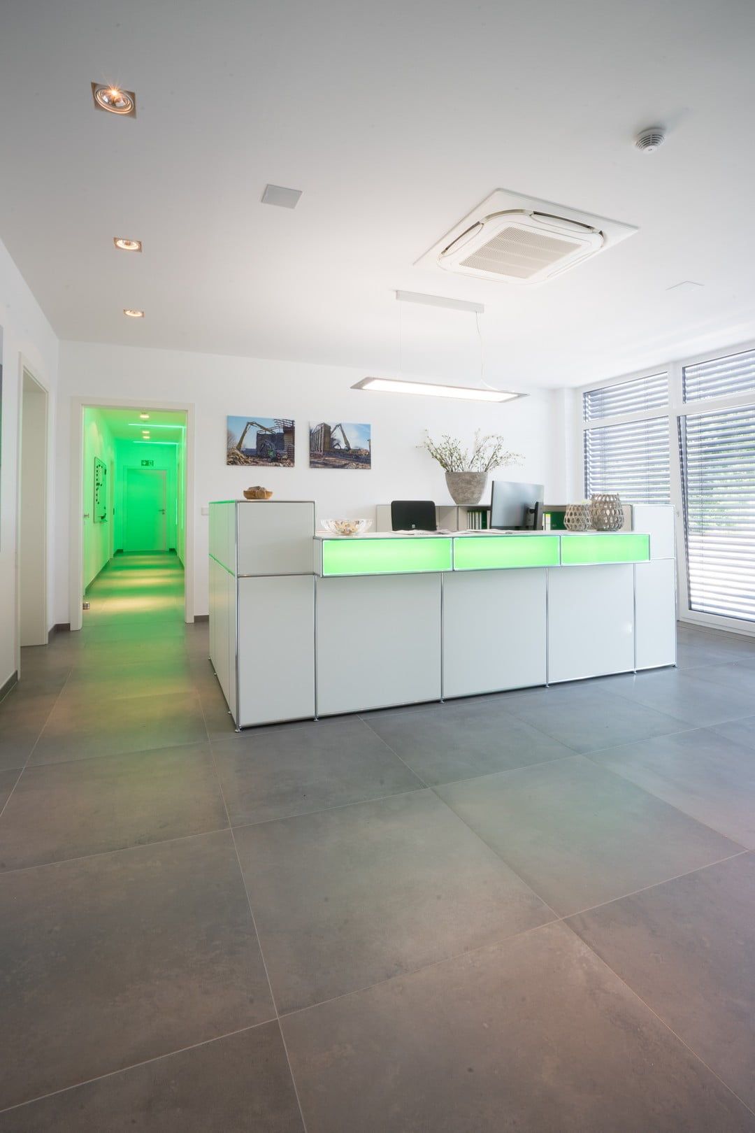 Modulare Empfangstheke mit indirekte Beleuchtung