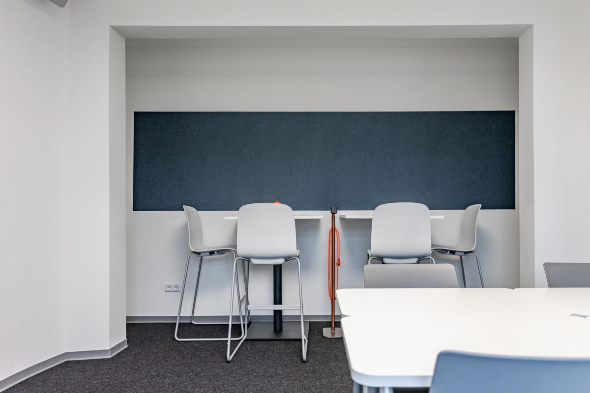 Stehtische und Barhocker für multimodale Räume