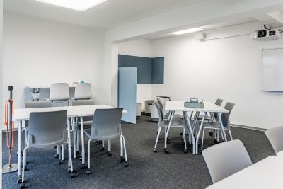 Moderne und flexible Seminarraumlösung mit mobilen Tischen und Stühlen