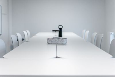 Aktive Lernumgebungen, da bei Bedarf die verschiedenen Lern- und Lehrarten schnell und einfach durch das flexible Mobilar neu gestaltet werden kann