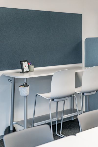 Mobiler Stehtisch mit Barhocker