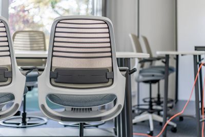 Flexibel einsetzbarer Schalterstuhl