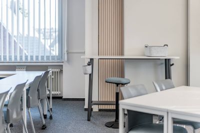 Rollbarer Stehtisch kombiniert mit einem Steh/- Sitzhocker