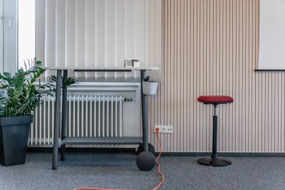 Rollbarer Stehtisch kombiniert mit einem Steh/- Sitzhocker